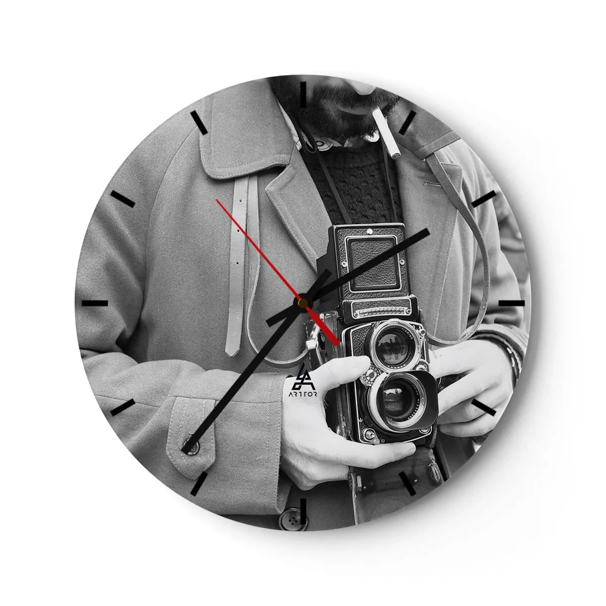 Ceas de perete - Ceas pe sticlă - Bărbat cu o cameră analogică retro - 30x30cm - În stilul retro - Decorațiune modernă pentru perete pentru living, bucătărie și dormitor ARTTOR