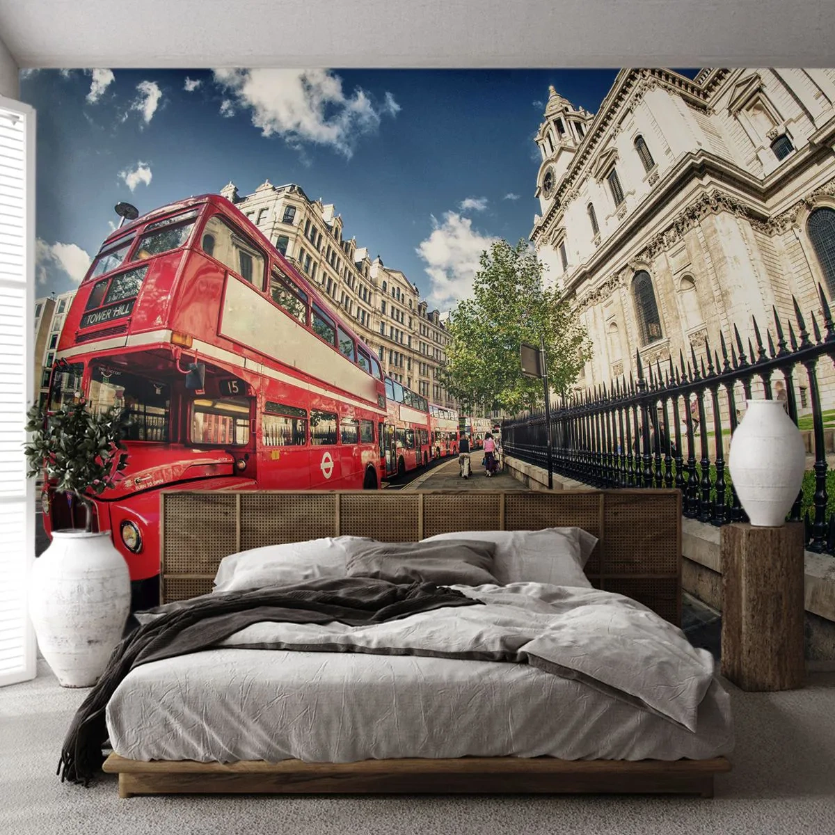 Tapet Standard Eco - Stradă din Londra în gri și roșu - Oraș, Londra, Autobuz roșu - 200x140 cm