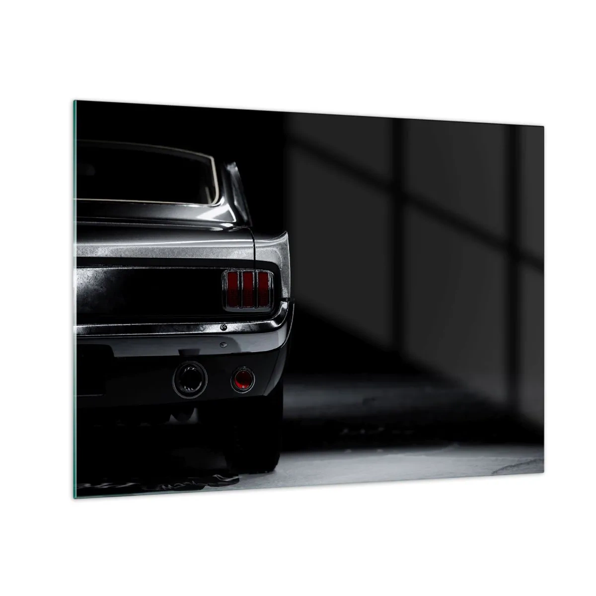 Tablou pe sticlă - Partea din spate a unei mașini clasice într-un interior întunecat și elegant - 70x50cm - Farmecul clasicului - Decorațiune modernă pentru perete pentru living și dormitor ARTTOR