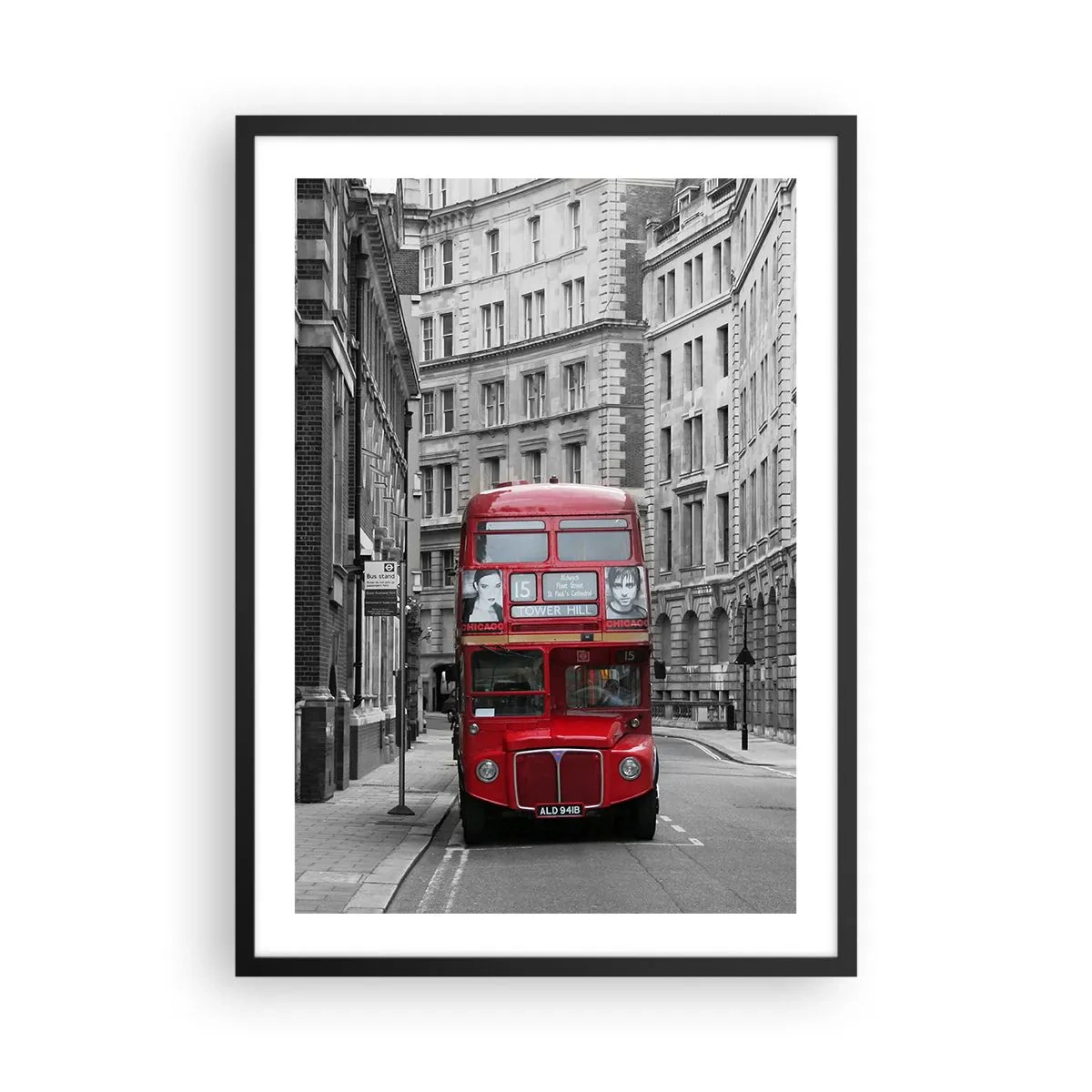 Poster în ramă neagră - Un autobuz roșu pe o stradă londoneză alb-negru - 50x70cm - Viața de zi cu zi nu trebuie să fie gri - Decorațiune modernă pentru perete pentru living și dormitor ARTTOR