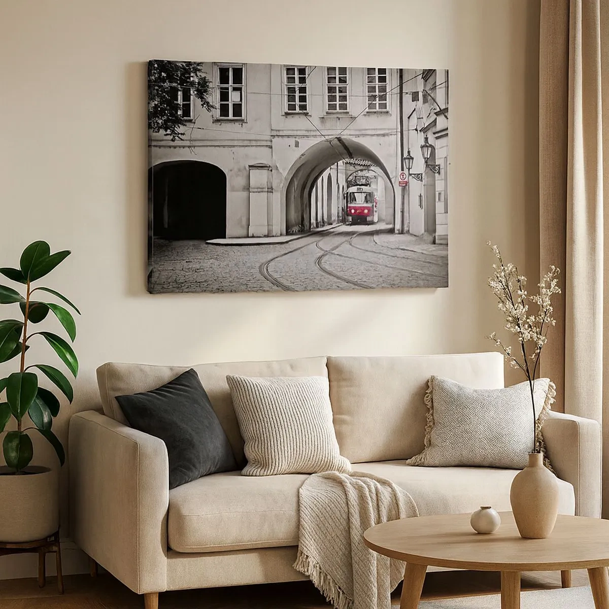 Tablou pe pânză Canvas - Un tramvai alb-negru pe o stradă istorică a orașului - 70x50cm - Printr-un labirint urban - Decorațiune modernă pentru perete pentru living și dormitor ARTTOR