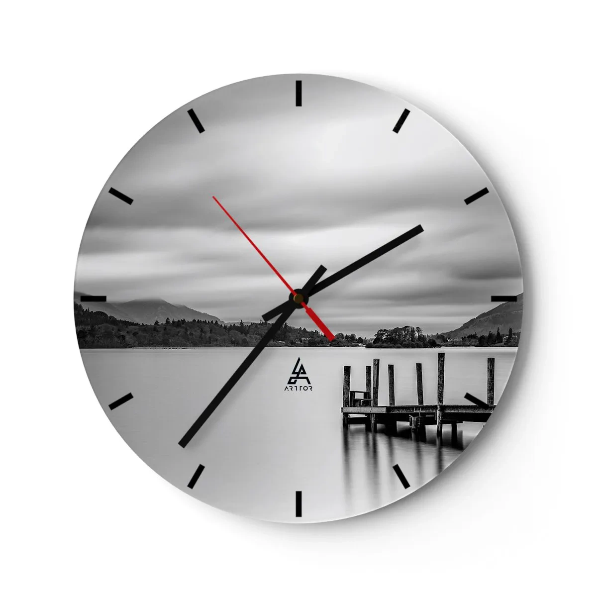 Ceas de perete - Ceas pe sticlă - Peisaj alb-negru cu un lac și un dig de lemn - 30x30cm - Blândețe și putere - Decorațiune modernă pentru perete pentru living, bucătărie și dormitor ARTTOR