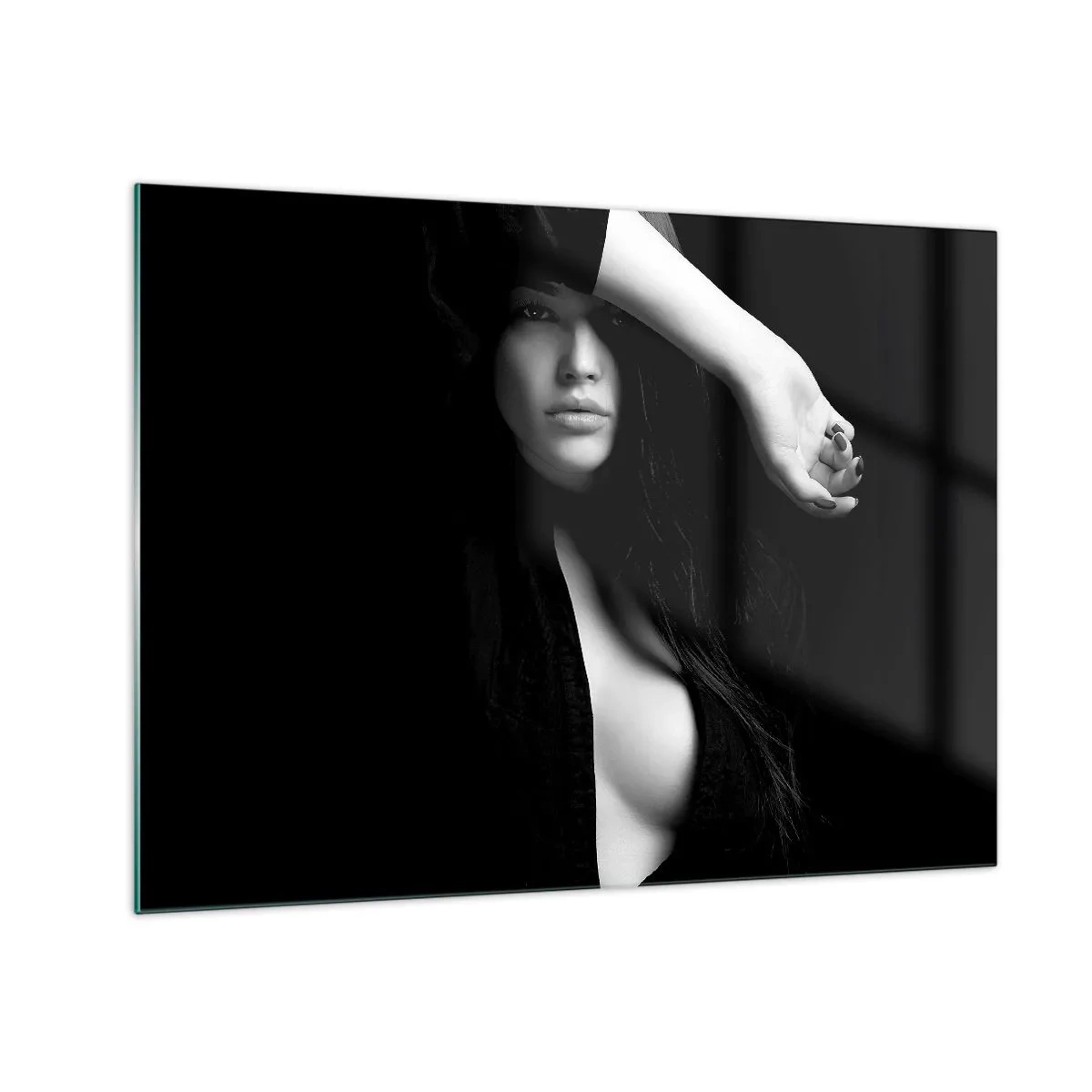 Tablou pe sticlă - O femeie în negru într-o poză senzuală pe un fundal întunecat - 70x50cm - Școala de seducție - Decorațiune modernă pentru perete pentru living și dormitor ARTTOR