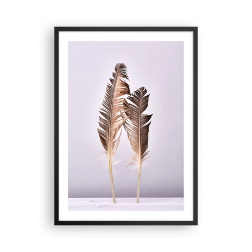 Poster în ramă neagră - Două pene maro pe un fundal deschis, într-un stil minimalist - 50x70cm - Împotriva neantului - Decorațiune modernă pentru perete pentru living și dormitor ARTTOR