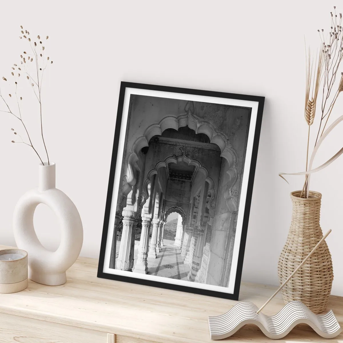 Poster în ramă neagră - Fotografie alb-negru a arhitecturii cu coloane - 50x70cm - Aici se întâmplă poveștile orientale - Decorațiune modernă pentru perete pentru living și dormitor ARTTOR