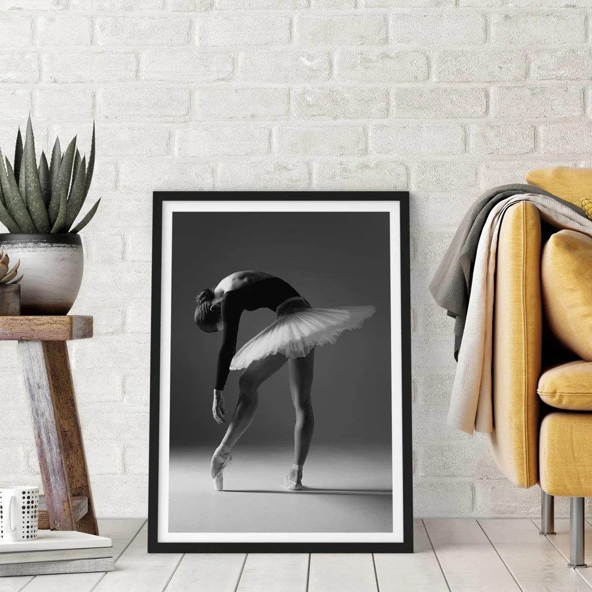 Poster în ramă neagră - O balerină într-o compoziție alb-negru într-o poză elegantă - 50x70cm - Bella balerina - Decorațiune modernă pentru perete pentru living și dormitor ARTTOR