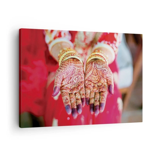 Tablou pe pânză Canvas - Mâini decorate cu henna pe fundalul unei rochii roșii - 70x50cm - Gata să prindă fericirea - Decorațiune modernă pentru perete pentru living și dormitor ARTTOR