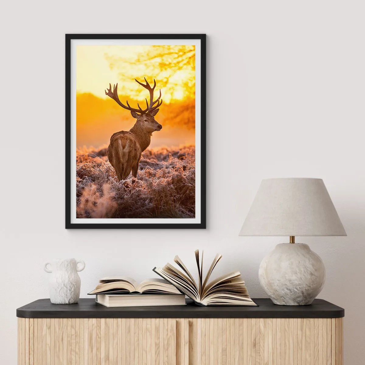 Poster în ramă neagră - Un cerb pe fundalul unui răsărit auriu - 50x70cm - Regele pădurii de toamnă - Decorațiune modernă pentru perete pentru living și dormitor ARTTOR
