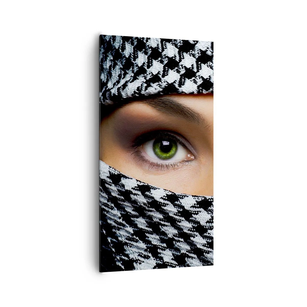 Tablou pe pânză - Un portret al unei frumuseți cu ochii verzi - 65x120 cm