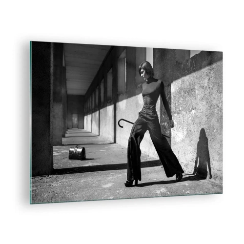 Tablou pe sticlă - Fotografie alb-negru a unei femei într-o ținută elegantă, într-un cadru urban. - 70x50cm - Eleganță urbană - Decorațiune modernă pentru perete pentru living și dormitor ARTTOR
