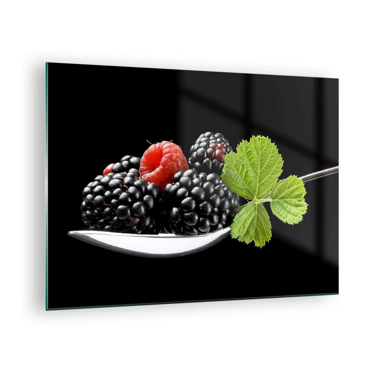 Tablou pe sticlă - Zmeură și mure pe o lingură cu o frunză verde pe fundal negru - 70x50cm - Gustul prospețimii - Decorațiune modernă pentru perete pentru living și dormitor ARTTOR