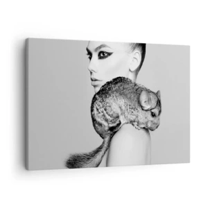 Tablou pe pânză Canvas - Femeie stilizată cu o chinchilla într-o compoziție elegantă în alb și negru - 70x50cm - Dama cu șinșilă - Decorațiune modernă pentru perete pentru living și dormitor ARTTOR