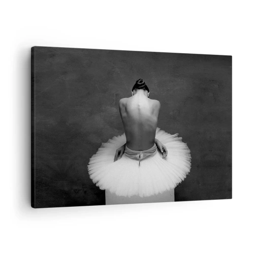 Tablou pe pânză Canvas - O dansatoare de balet într-o poză clasică pe un fundal întunecat. - 70x50cm - Chiar înflorește - Decorațiune modernă pentru perete pentru living și dormitor ARTTOR