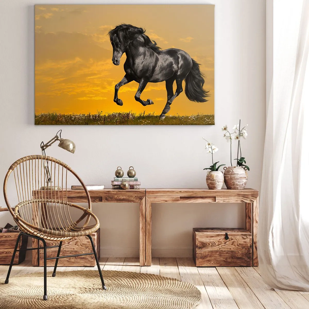 Tablou pe pânză Canvas - Un cal negru galopează pe fundalul unui apus de soare auriu. - 70x50cm - Frumos, liber și sălbatic - Decorațiune modernă pentru perete pentru living și dormitor ARTTOR