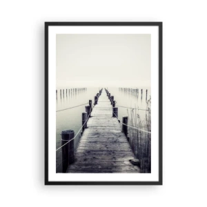 Poster în ramă neagră - Un pod de lemn care duce într-o întindere de apă cețoasă - 50x70cm - Scufundă-te în pace - Decorațiune modernă pentru perete pentru living și dormitor ARTTOR