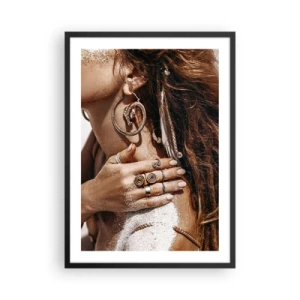 Poster în ramă neagră - Detaliu de bijuterii pe fundal de piele nisipoasă - 50x70cm - Regina plajei sălbatice - Decorațiune modernă pentru perete pentru living și dormitor ARTTOR