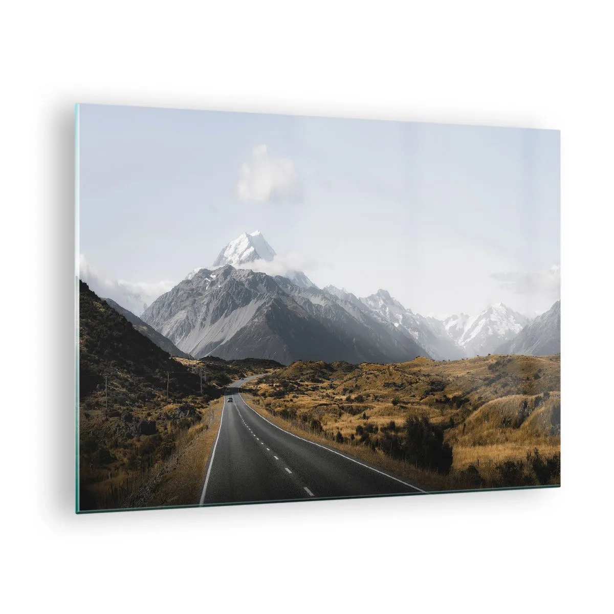Tablou pe sticlă - Un drum asfaltat care duce spre munții acoperiți de zăpadă - 70x50cm - Drumul spre inima munților - Decorațiune modernă pentru perete pentru living și dormitor ARTTOR