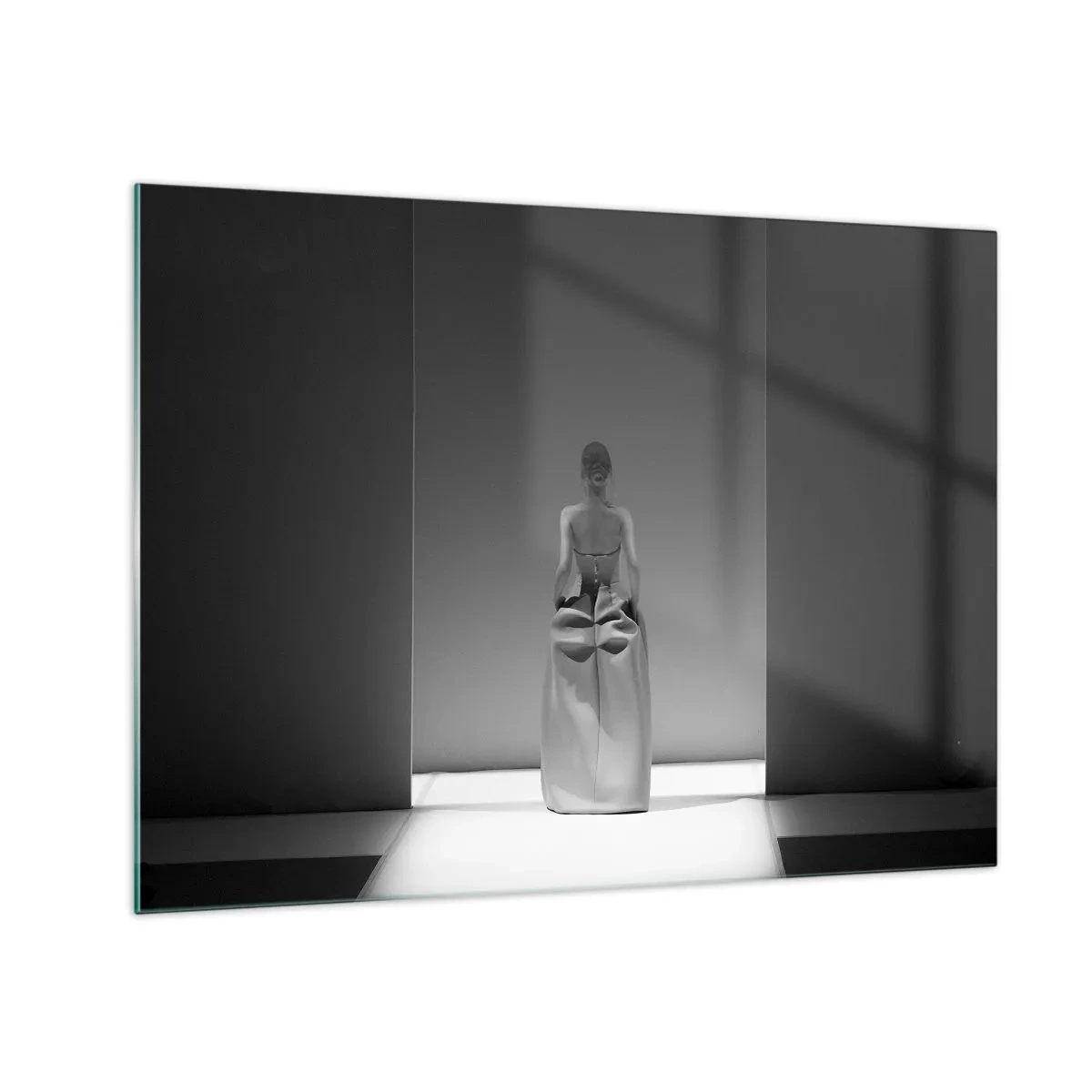 Tablou pe sticlă - O fotografie alb-negru a unei femei într-o rochie pe un fundal luminos. - 70x50cm - Simplitate sofisticată - Decorațiune modernă pentru perete pentru living și dormitor ARTTOR