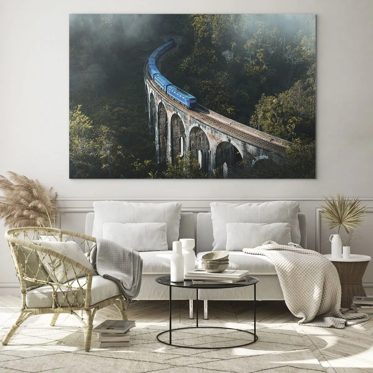 Tablou pe sticlă - Un tren albastru care călătorește de-a lungul unui viaduct de piatră în pădure - 70x50cm - Cu trenul spre natură - Decorațiune modernă pentru perete pentru living și dormitor ARTTOR