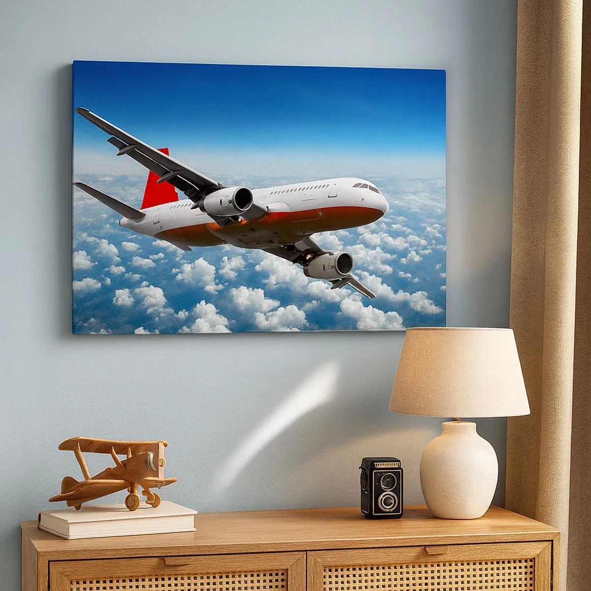 Tablou pe pânză Canvas - Un avion de pasageri zburând deasupra norilor pe un cer albastru. - 70x50cm - Evadare din viața de zi cu zi - Decorațiune modernă pentru perete pentru living și dormitor ARTTOR