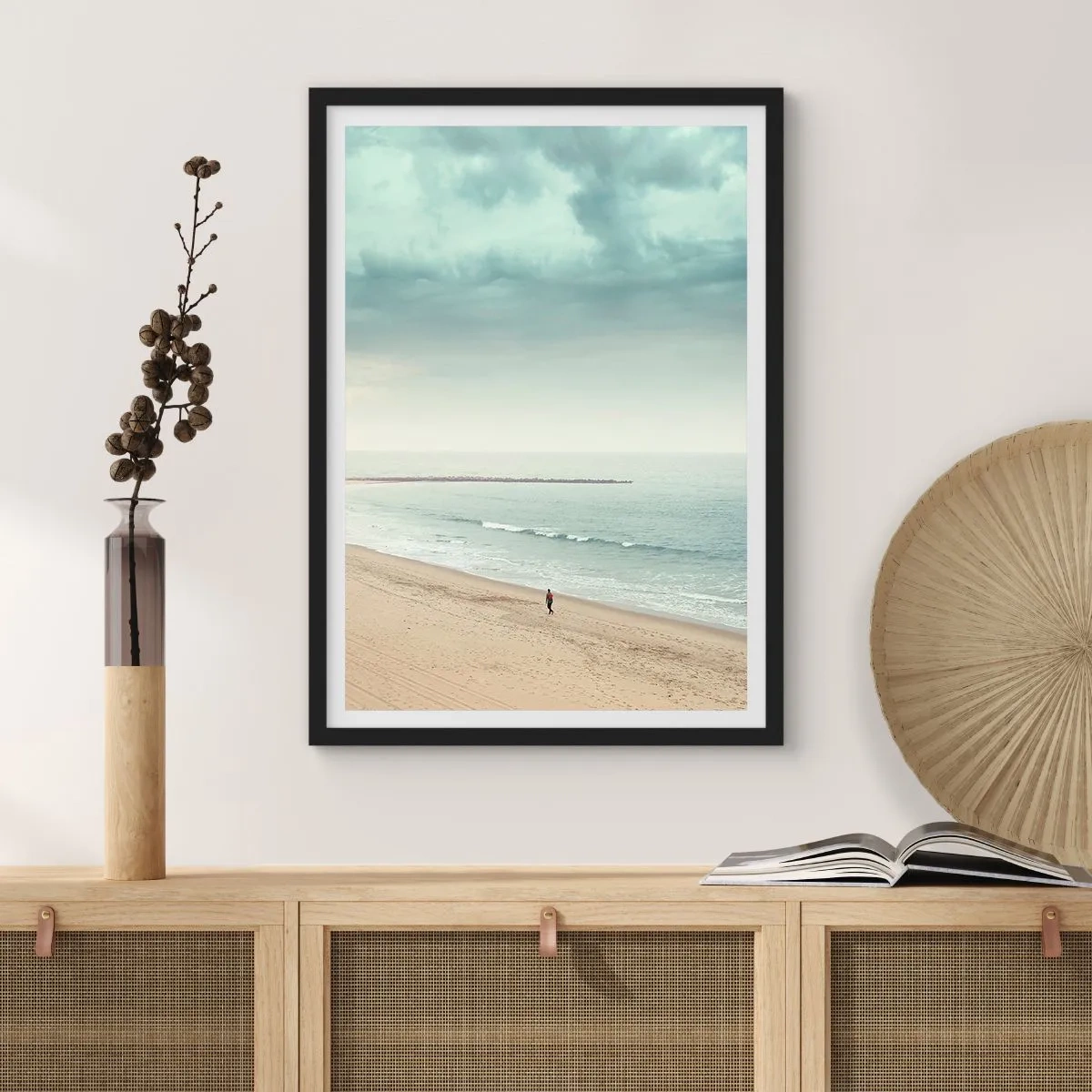 Poster în ramă neagră - O siluetă singuratică se plimbă pe țărmul mării sub un cer înnorat. - 50x70cm - Căutând liniștea - Decorațiune modernă pentru perete pentru living și dormitor ARTTOR