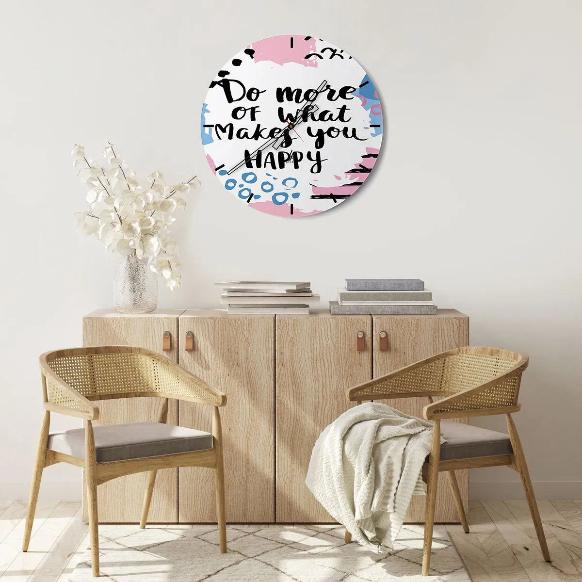 Ceas de perete - Ceas pe sticlă - Inscripția „Fă mai mult din ceea ce te face fericit” pe un fundal deschis - 30x30cm - Cum să fii fericit - Decorațiune modernă pentru perete pentru living, bucătărie și dormitor ARTTOR