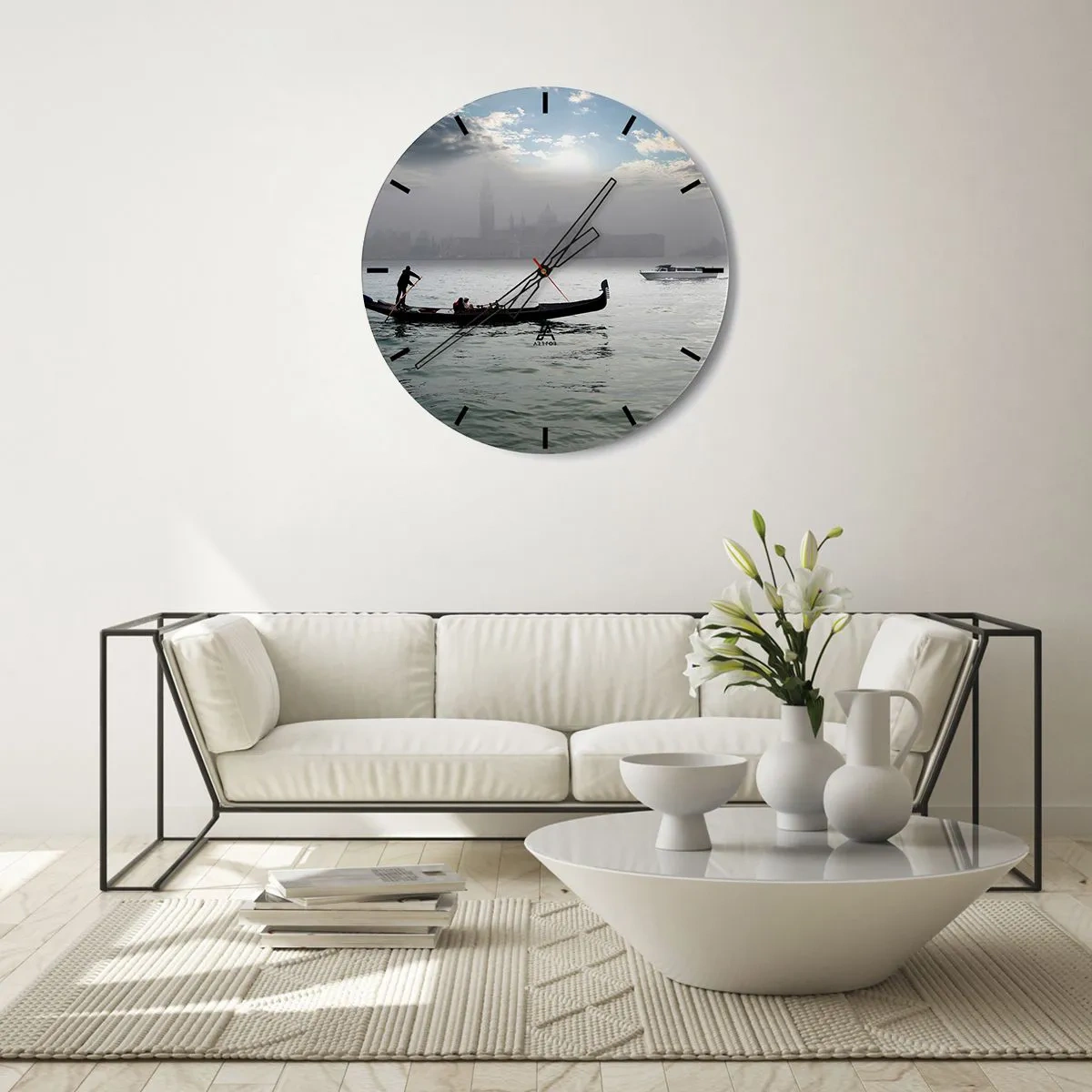 Ceas de perete - Ceas pe sticlă - gondolă pe ape calme, cu un peisaj cețos în fundal - 30x30cm - Un oraș fabulos de apă și ceață - Decorațiune modernă pentru perete pentru living, bucătărie și dormitor ARTTOR