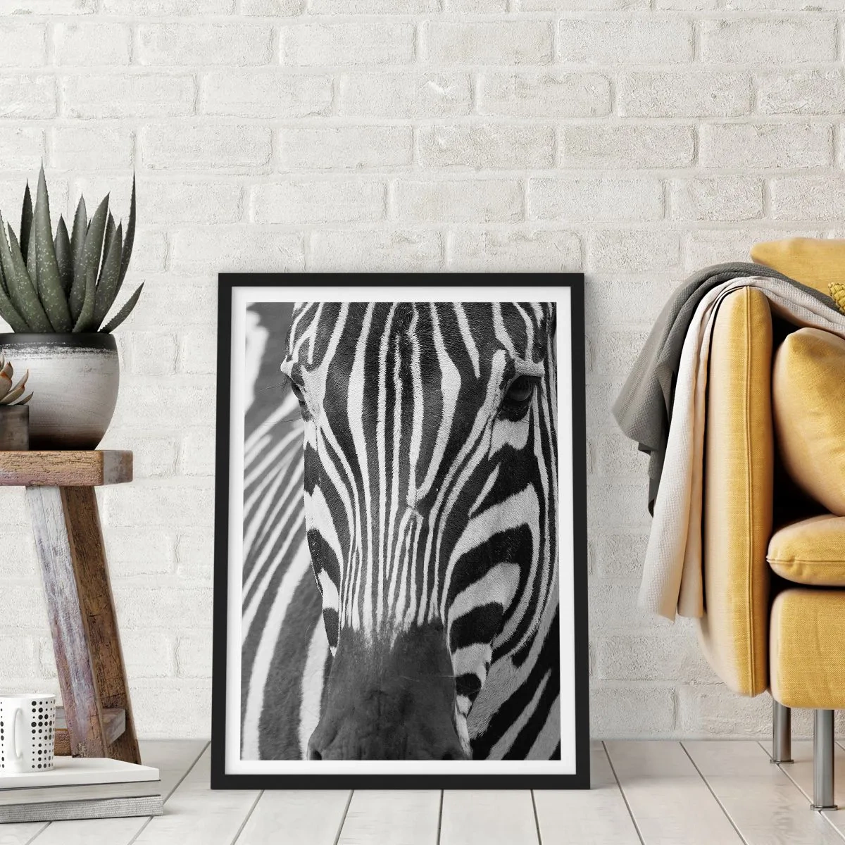 Poster în ramă neagră - Portretul unei zebre într-o compoziție alb-negru - 50x70cm - Lumea e albă și neagră - Decorațiune modernă pentru perete pentru living și dormitor ARTTOR
