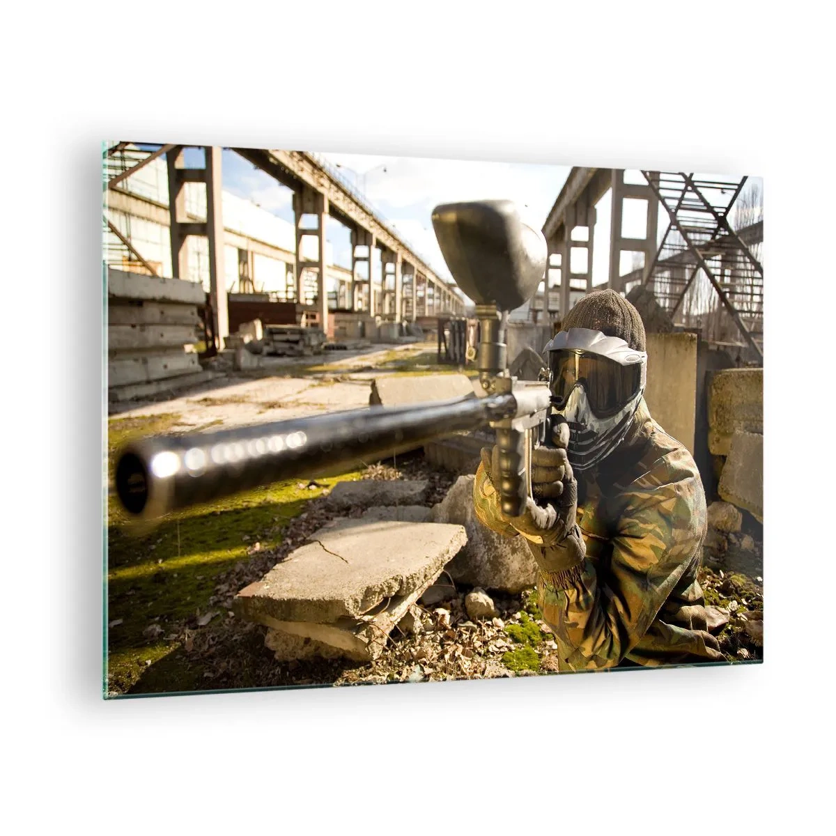 Tablou pe sticlă - Jucător de paintball în acțiune într-un cadru industrial - 70x50cm - Și tu poți fi erou - Decorațiune modernă pentru perete pentru living și dormitor ARTTOR