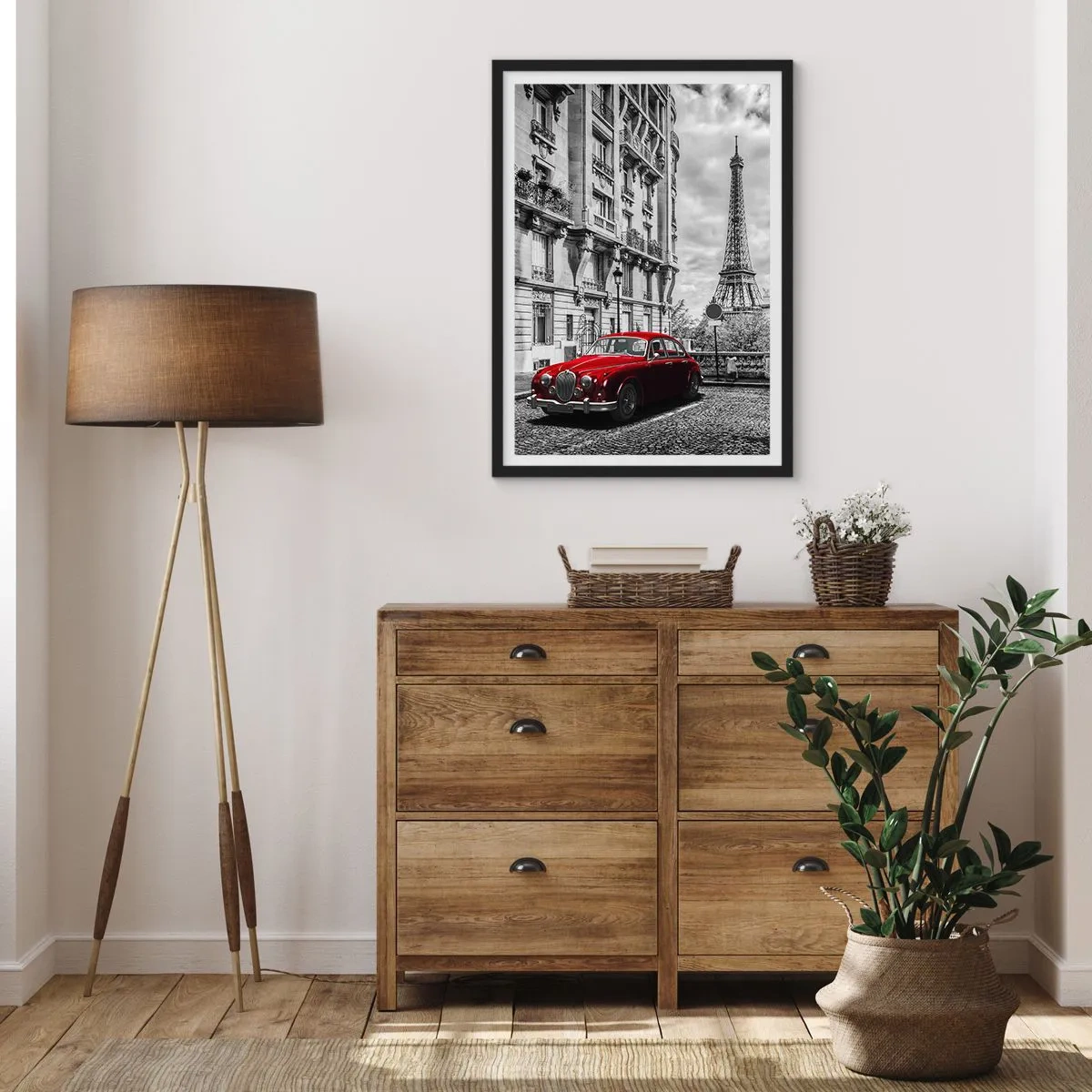 Poster în ramă neagră - O mașină roșie cu Turnul Eiffel în fundal - 50x70cm - Prădător în oraș - Decorațiune modernă pentru perete pentru living și dormitor ARTTOR