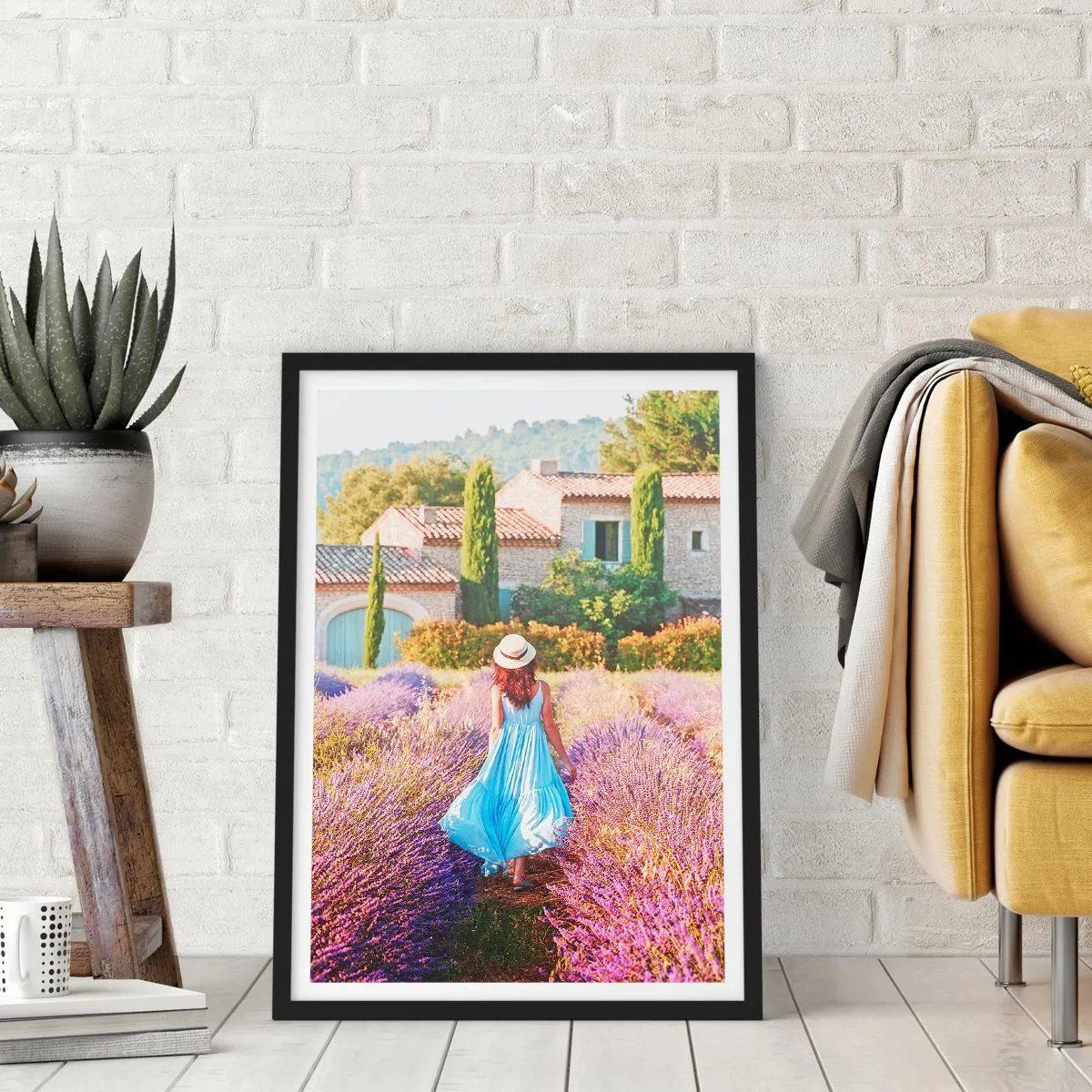Poster în ramă neagră - O femeie într-o rochie albastră se plimbă printr-un câmp de lavandă. - 50x70cm - Fata de lavandă - Decorațiune modernă pentru perete pentru living și dormitor ARTTOR