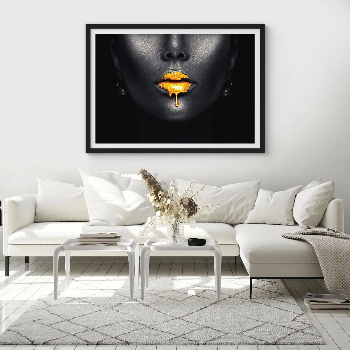 Poster în ramă neagră - Buzele de aur - 91x61 cm