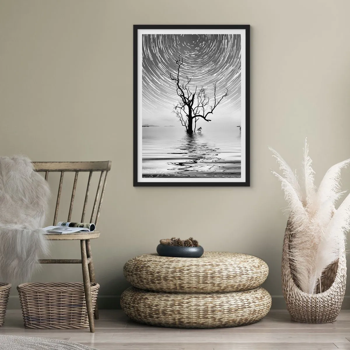 Poster în ramă neagră - O stea se învârte deasupra unui copac singuratic în apă - 50x70cm - O simfonie a naturii - Decorațiune modernă pentru perete pentru living și dormitor ARTTOR