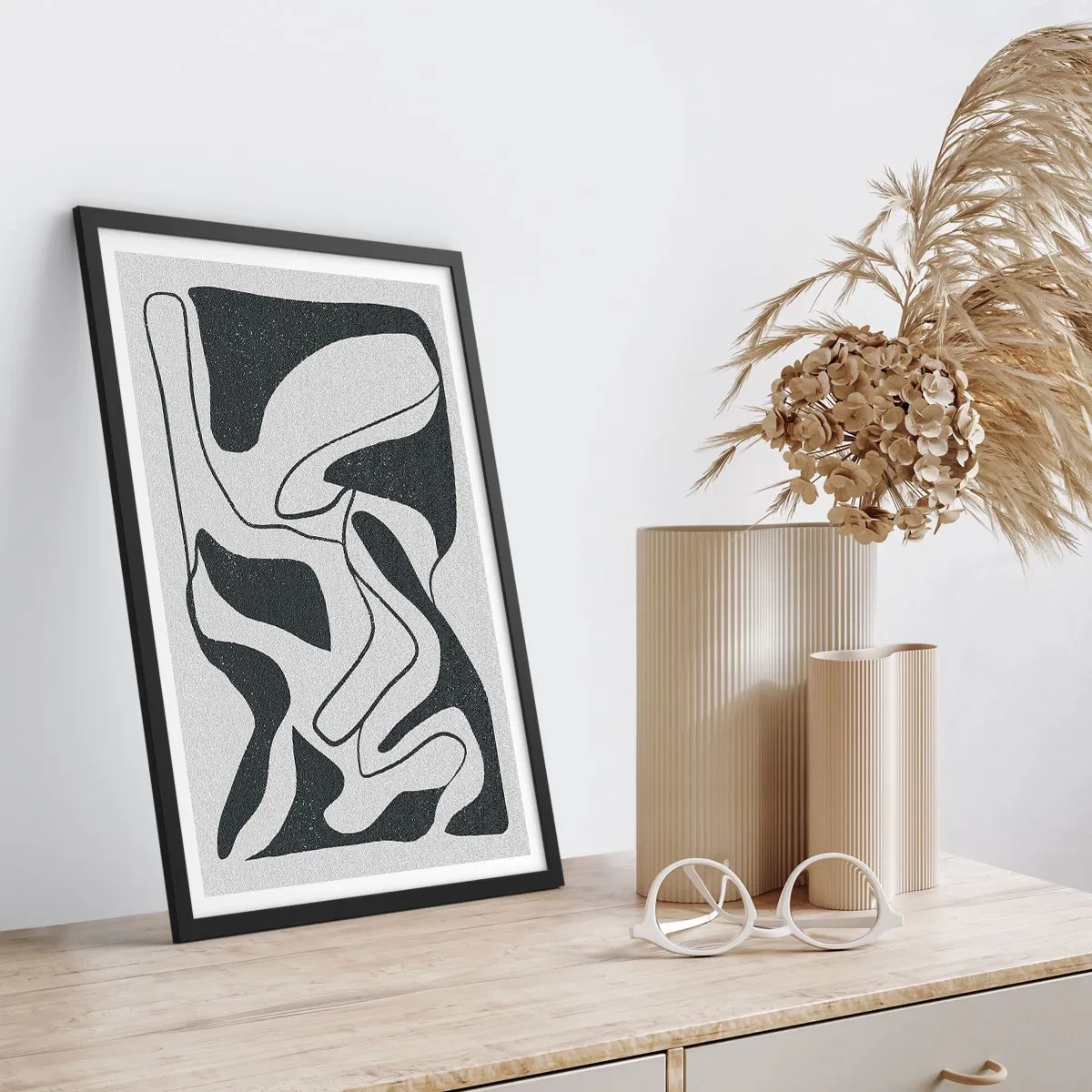 Poster în ramă neagră - Abstracție alb-negru cu forme organice - 50x70cm - Distracție abstractă în labirint - Decorațiune modernă pentru perete pentru living și dormitor ARTTOR