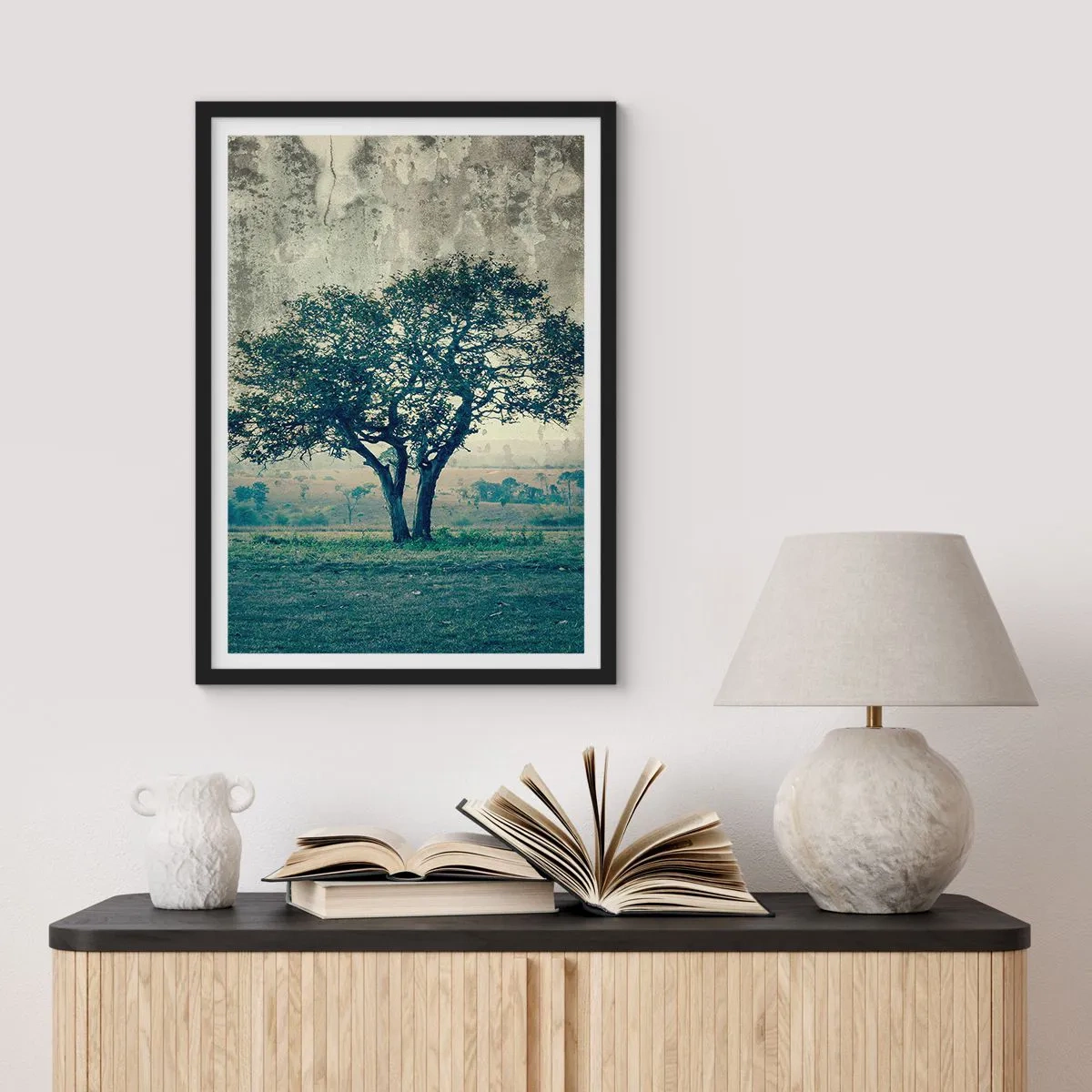 Poster în ramă neagră - Un copac singuratic într-un peisaj rustic - 50x70cm - Un măr pe o pajiște albastră? - Decorațiune modernă pentru perete pentru living și dormitor ARTTOR