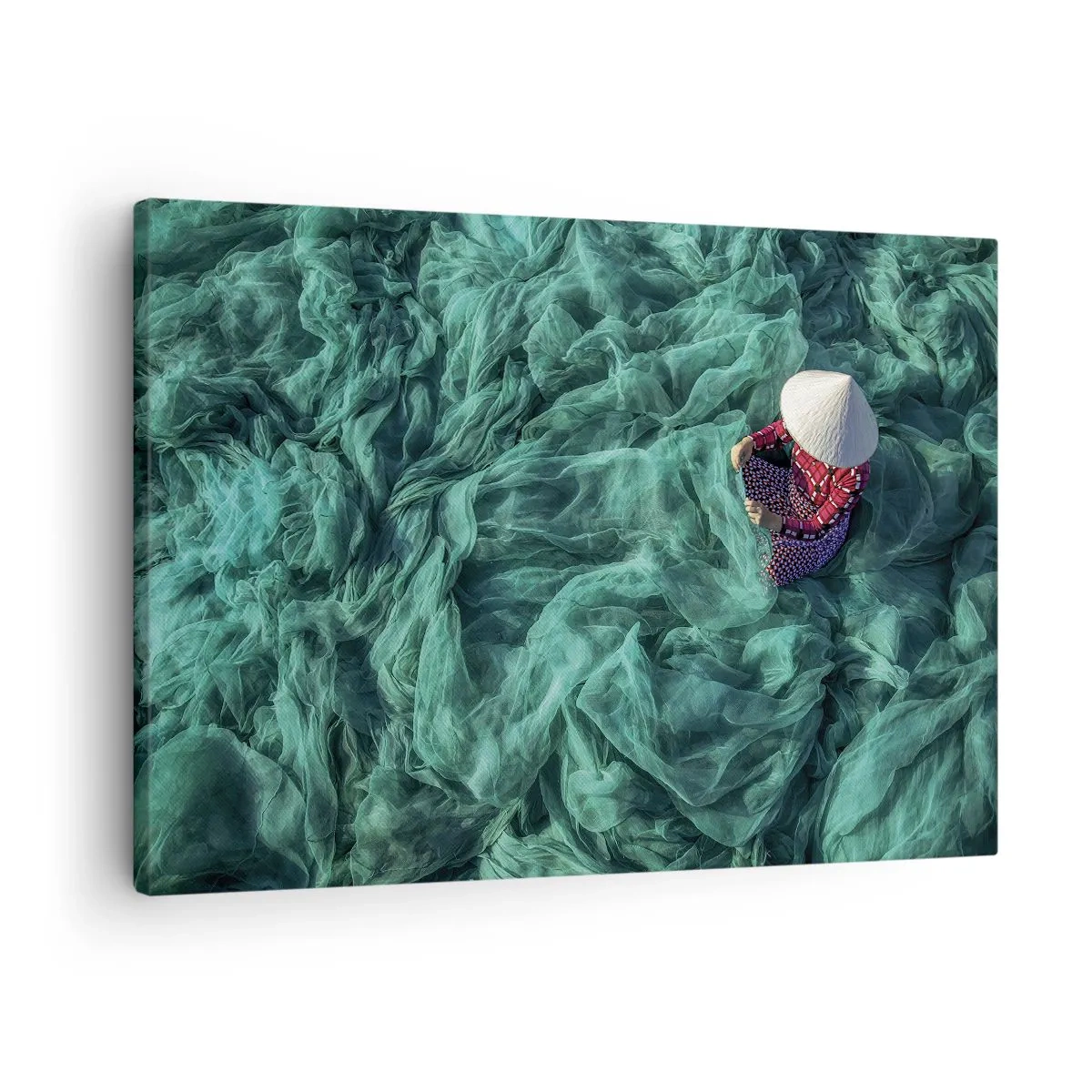 Tablou pe pânză Canvas - O persoană cu o pălărie printre plase de pescuit verzi - 70x50cm - Într-o mare de rețea - Decorațiune modernă pentru perete pentru living și dormitor ARTTOR