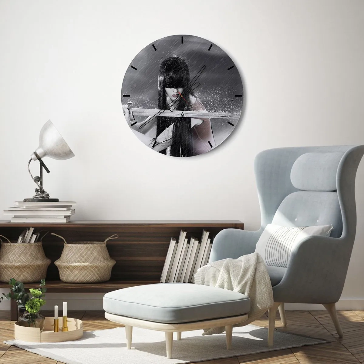 Ceas de perete - Ceas pe sticlă - Femeie cu o sabie în ploaie, cu un fundal dramatic - 30x30cm - Frumoasă și periculoasă - Decorațiune modernă pentru perete pentru living, bucătărie și dormitor ARTTOR