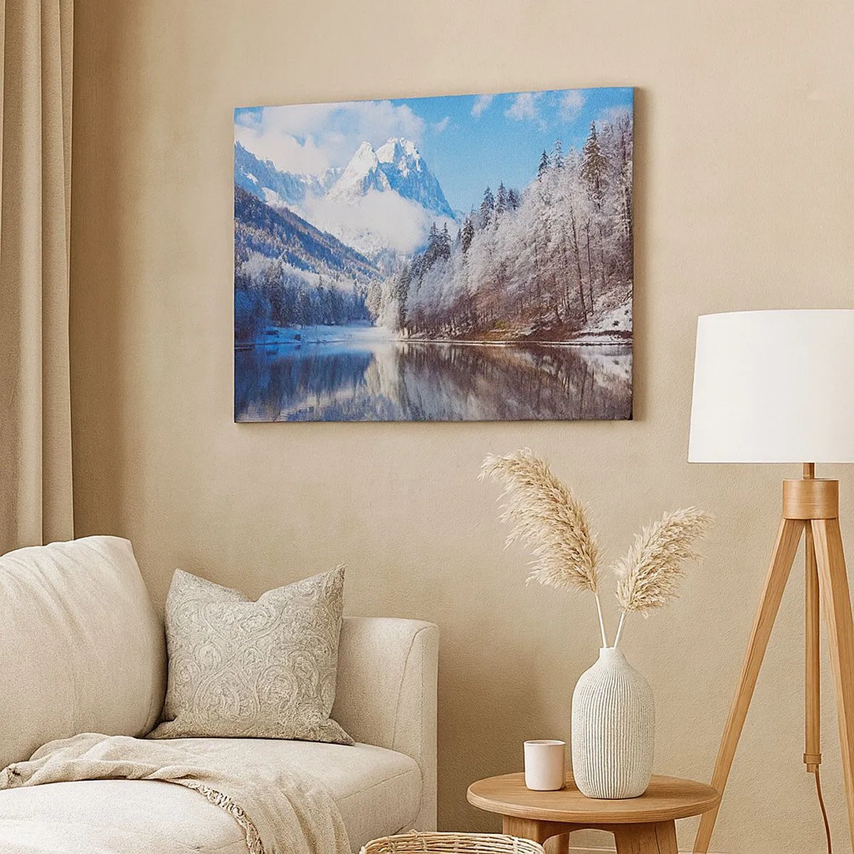 Tablou pe pânză Canvas - Peisaj montan de iarnă cu copaci acoperiți de zăpadă și un lac - 70x50cm - Veghe de zăpadă - Decorațiune modernă pentru perete pentru living și dormitor ARTTOR