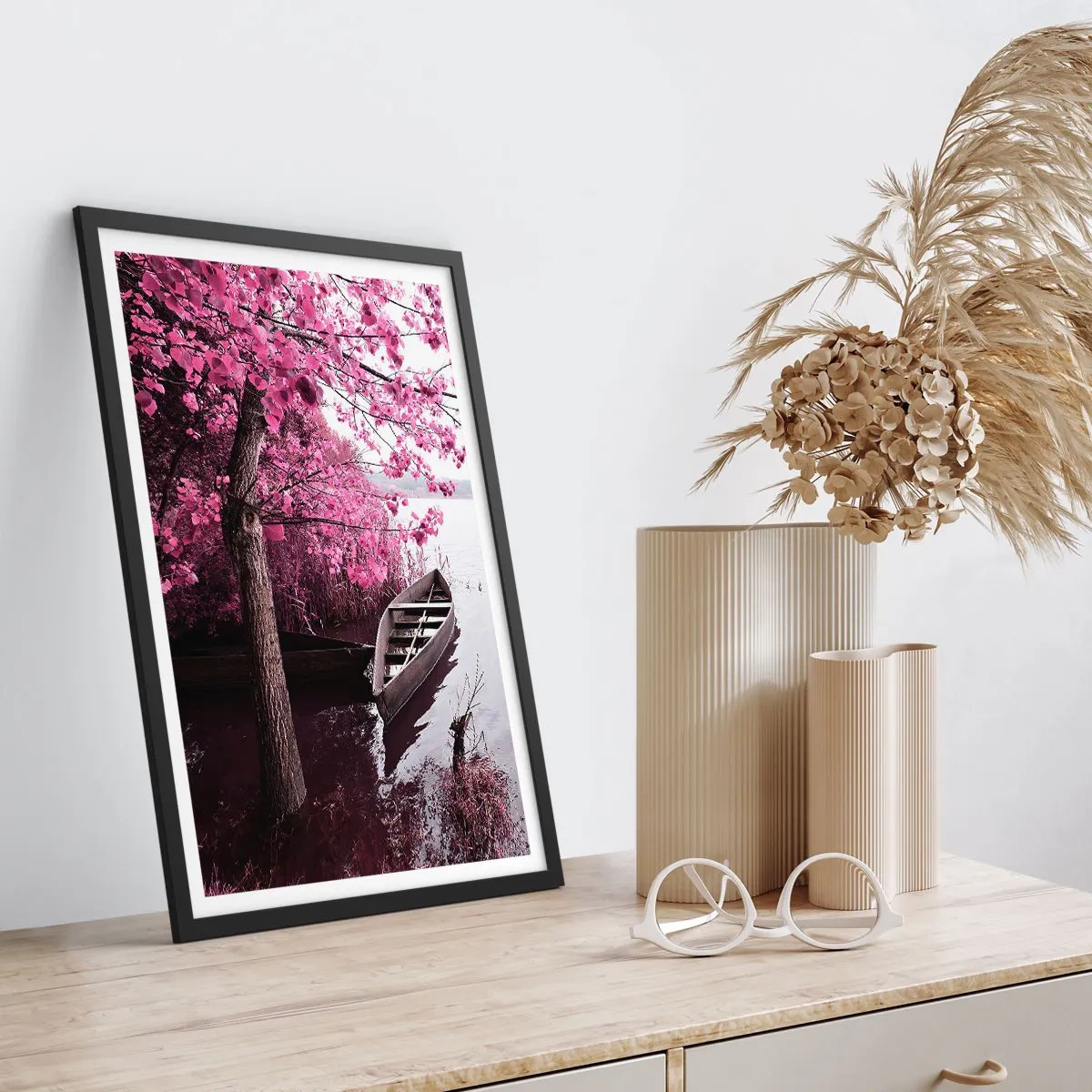 Poster în ramă neagră - O barcă pe malul unui lac sub un copac în frunze înflorite - 50x70cm - În tăcerea roz - Decorațiune modernă pentru perete pentru living și dormitor ARTTOR