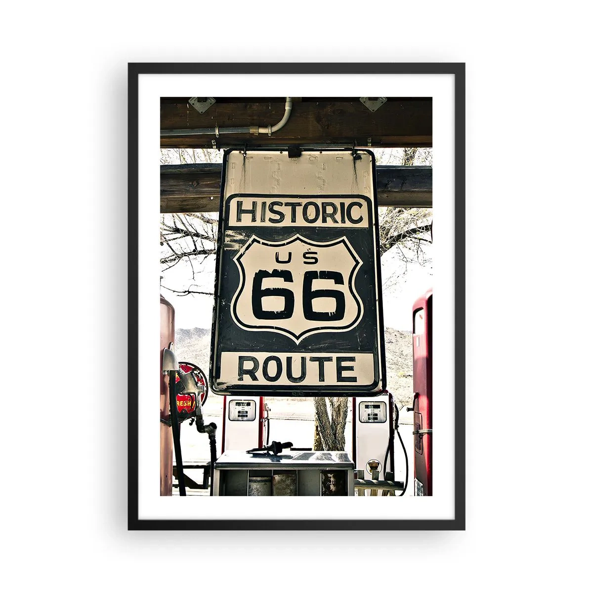 Poster în ramă neagră - Indicatorul Route 66 în fața unei benzinării - 50x70cm - O călătorie americană retro - Decorațiune modernă pentru perete pentru living și dormitor ARTTOR