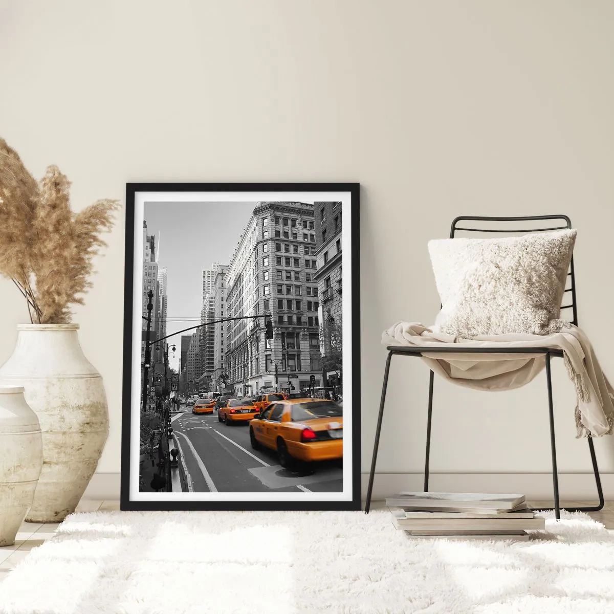 Poster în ramă neagră - Taxiuri galbene pe străzile orașului, în alb și negru - 50x70cm - Soarele marelui oraș - Decorațiune modernă pentru perete pentru living și dormitor ARTTOR