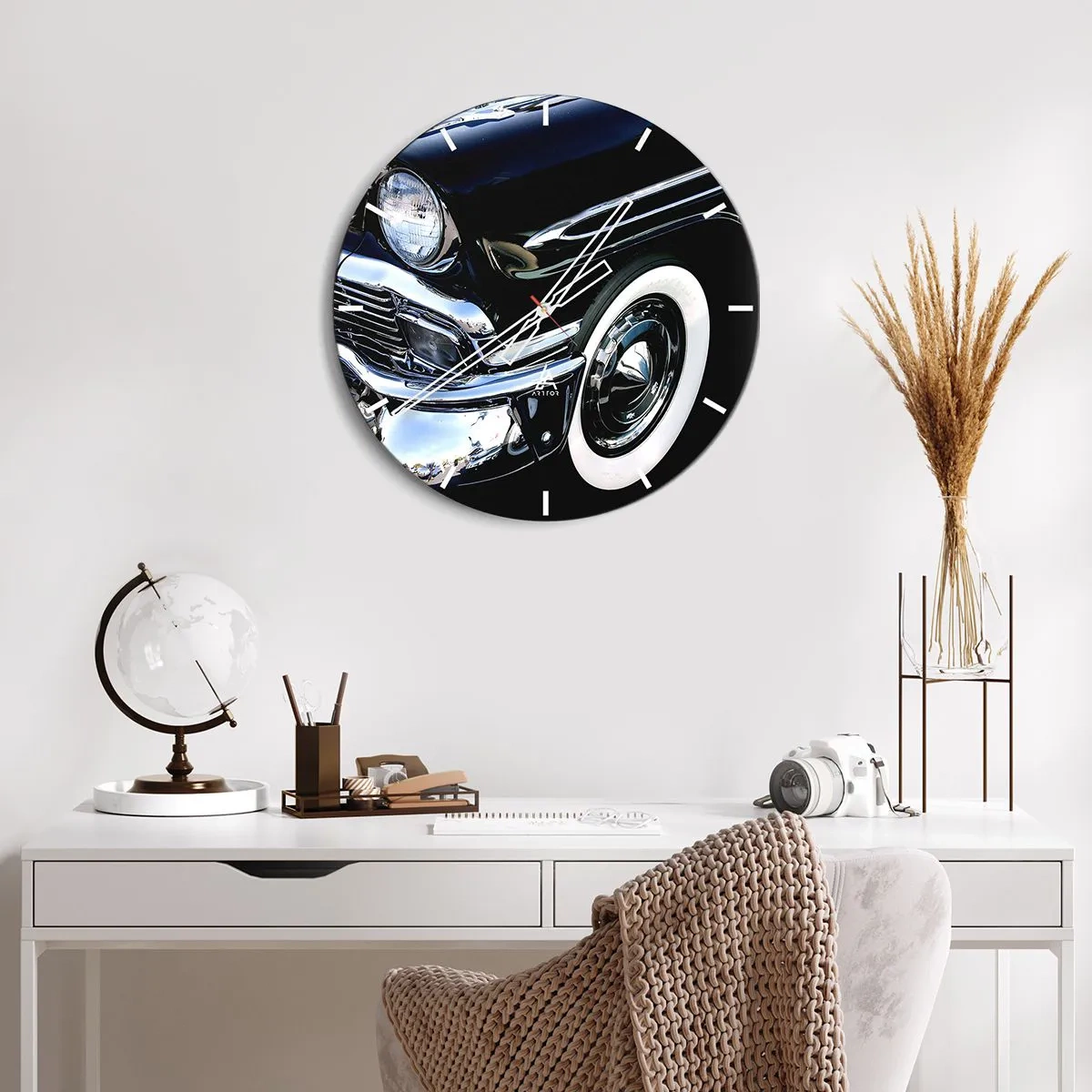 Ceas de perete - Ceas pe sticlă - O mașină retro neagră strălucitoare cu un stil clasic - 30x30cm - Clasicul în argintiu, negru și alb - Decorațiune modernă pentru perete pentru living, bucătărie și dormitor ARTTOR