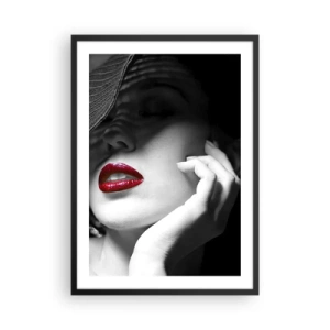 Poster în ramă neagră - Portretul unei femei cu o pălărie și buze roșii - 50x70cm - Studiu în stacojiu - Decorațiune modernă pentru perete pentru living și dormitor ARTTOR