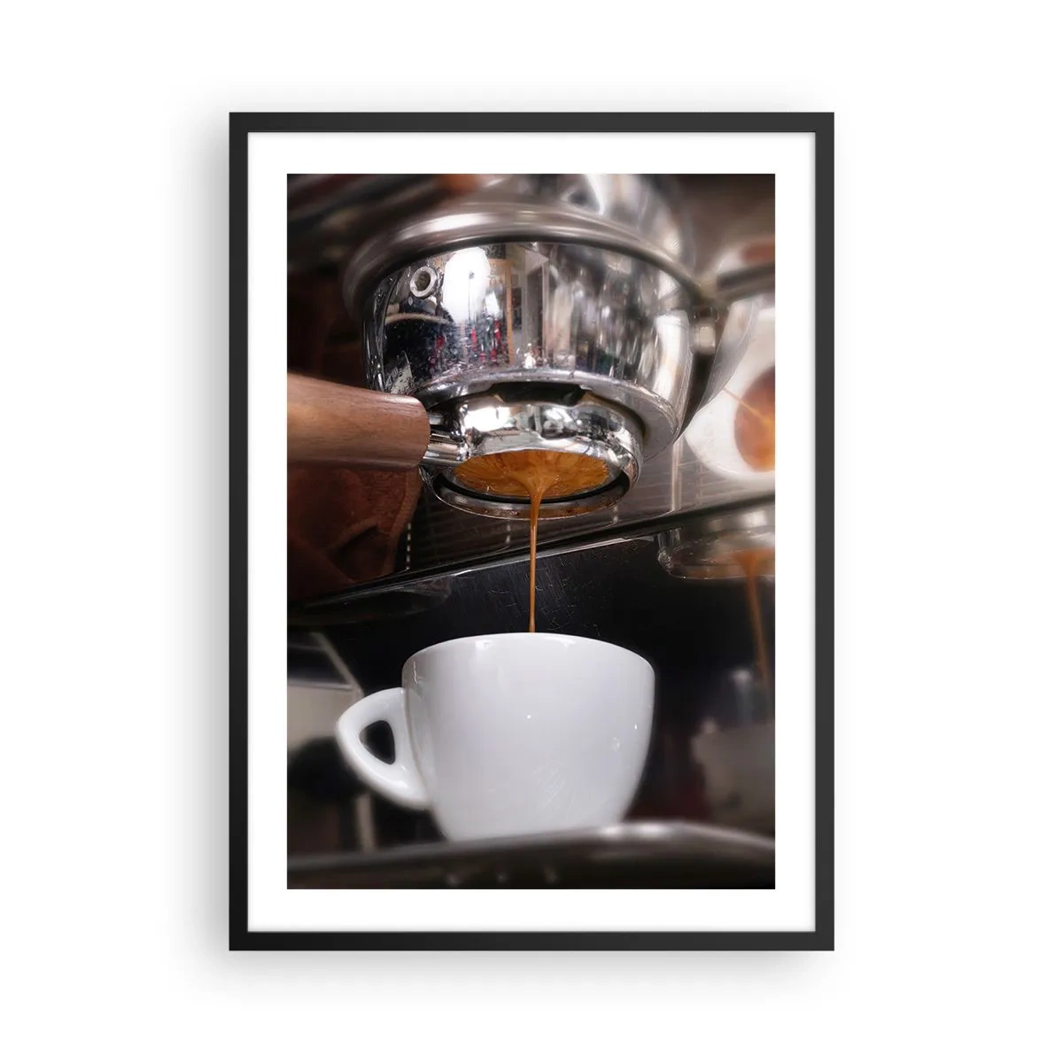 Poster în ramă neagră - Un aparat de cafea care toarnă espresso proaspăt într-o ceașcă - 50x70cm - Cel mai bun moment al zilei - Decorațiune modernă pentru perete pentru living și dormitor ARTTOR