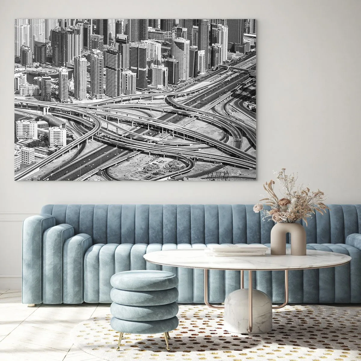 Tablou pe sticlă - Panoramă alb-negru a orașului cu o intersecție de autostradă - 70x50cm - Dubai - orașul imposibil - Decorațiune modernă pentru perete pentru living și dormitor ARTTOR