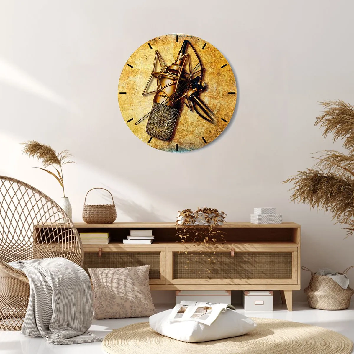 Ceas de perete - Ceas pe sticlă - Un motiv de microfon de studio pe un fundal auriu - 30x30cm - Anii de aur ai radioului - Decorațiune modernă pentru perete pentru living, bucătărie și dormitor ARTTOR