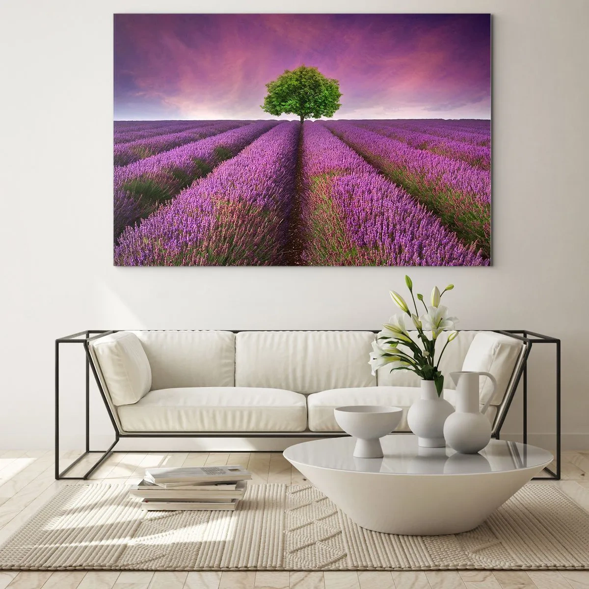 Tablou pe sticlă - Un câmp de lavandă cu un copac singuratic pe fundalul cerului - 70x50cm - În câmpurile de lavandă - Decorațiune modernă pentru perete pentru living și dormitor ARTTOR