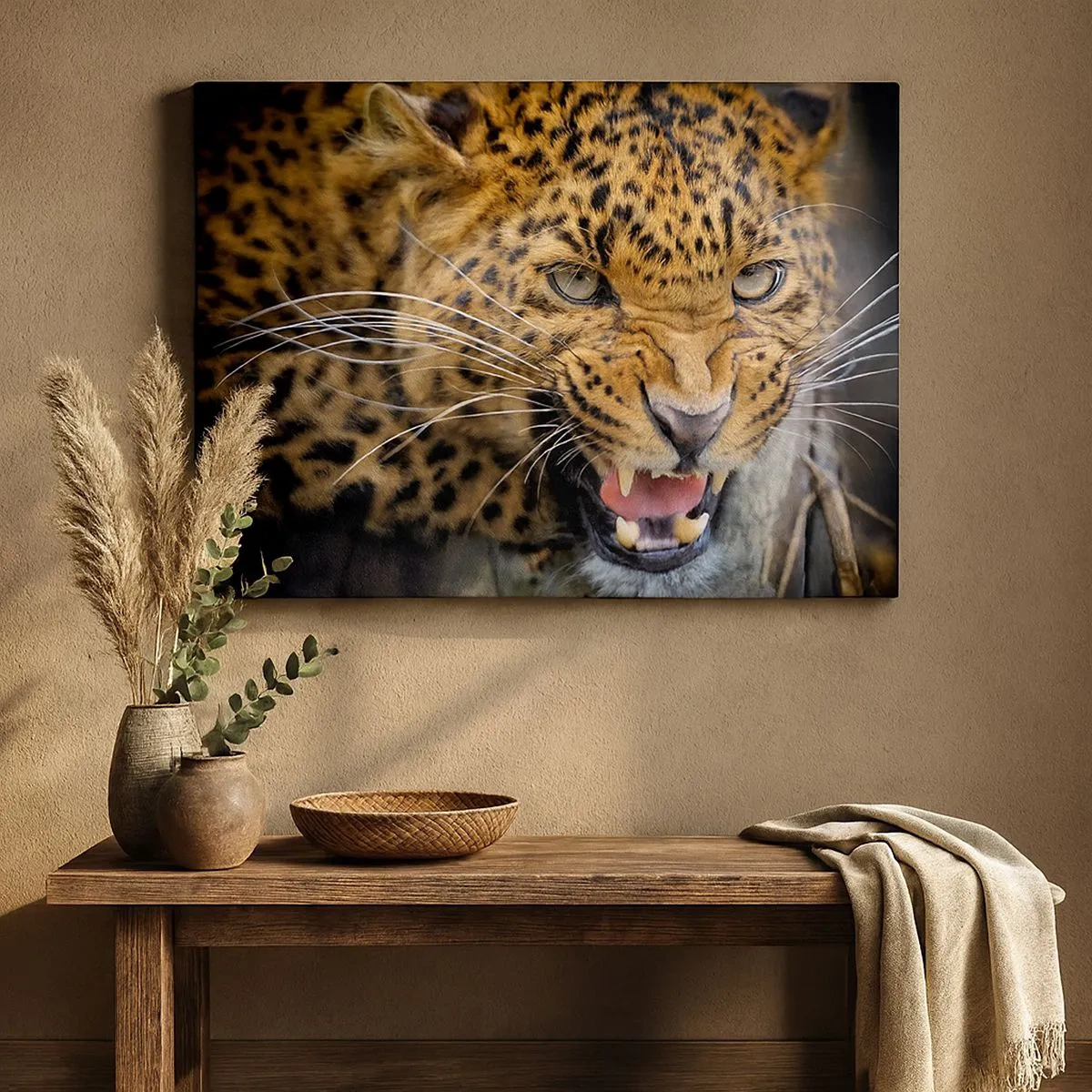 Tablou pe pânză Canvas - Un prim-plan al unui leopard amenințător, cu colții scoși la iveală. - 70x50cm - Nu te apropia, te avertizez! - Decorațiune modernă pentru perete pentru living și dormitor ARTTOR