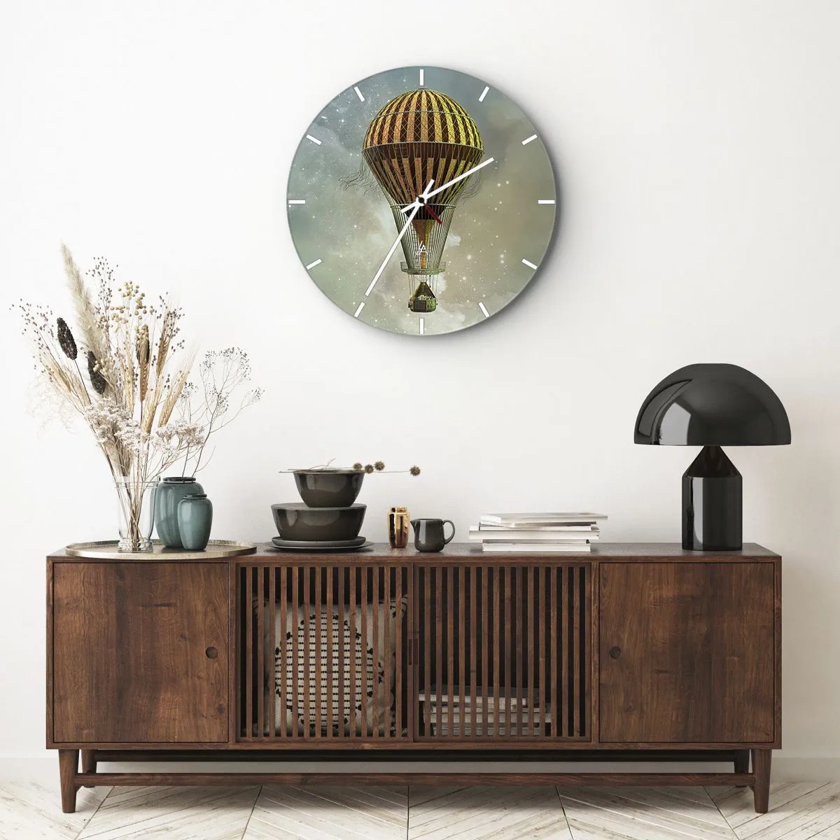 Ceas de perete - Ceas pe sticlă - Un balon stilizat plutind deasupra unui cer înstelat, cu un aspect retro. - 30x30cm - Zboruri de pionierat - Decorațiune modernă pentru perete pentru living, bucătărie și dormitor ARTTOR