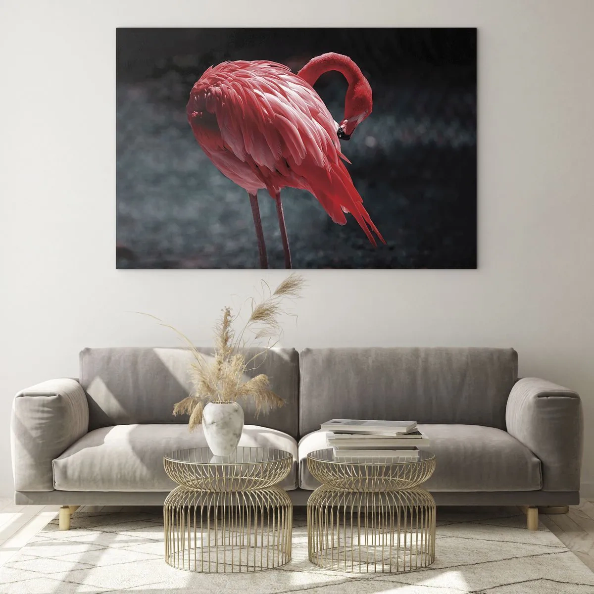 Tablou pe sticlă - Un flamingo în nuanțe intense de roșu pe un fundal închis - 70x50cm - Poemul purpuriu al naturii - Decorațiune modernă pentru perete pentru living și dormitor ARTTOR